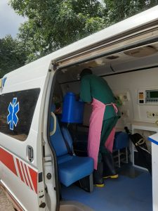 Opération de désinfection de l’ambulance qui a transporté les malades au centre de Tri